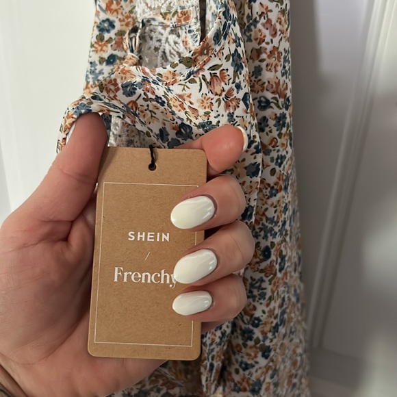 Cute flowered tank with lace and tie in back - Picture 4 of 4